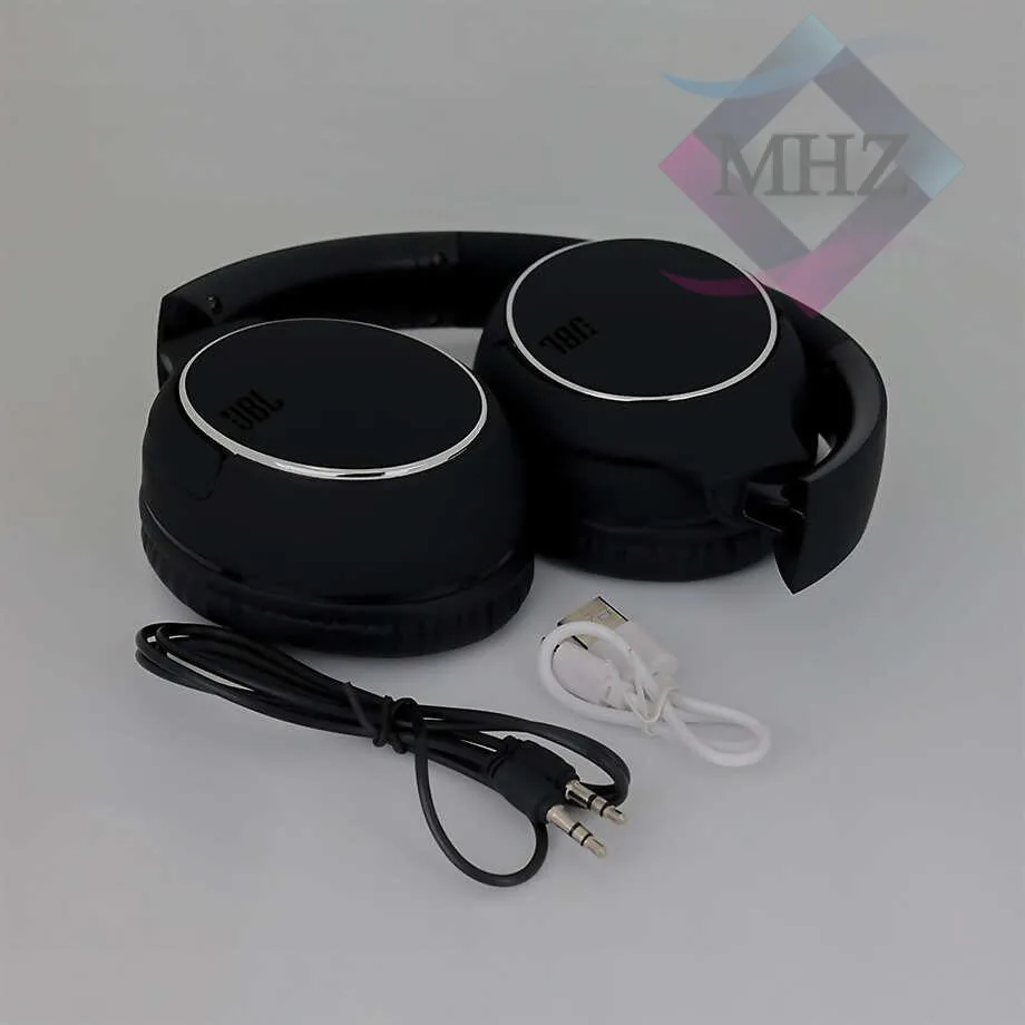 هدفون بلوتوثی جی بی ال مدل TOUR 700+ Ultra با بلوتوث 4.2 + درگاه کابل AUX، باتری لیتیوم پلیمر با ظرفیت ~610 میلی آمپر و بازدهی 20 ساعت، مدت زمان شارژ حدود ۲ ساعت، دارای میکروفون داخلی، مناسب برای موسیقی، تماس صوتی، سفر، استفاده روزمره