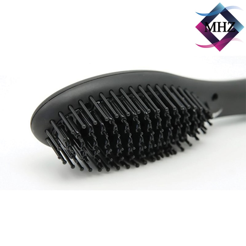 برس حرارتی پرو جیمی مدل GM-2972، با صفحات از جنس سرامیک، دارای قابلیت چرخش 360 درجه کابل، نمایشگر LCD، دکمهی روشن/خاموش، گستره دما 150 تا 400 درجه سانتیگراد، به همراه سیم 1.67 متری