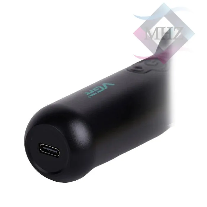 ماشین اصلاح موی سر و صورت وی جی ار مدل V-990، اصلاح به صورت صفر زن و حجم زن، با طراحی ارگونومیک، نمایش وضعیت باتری، منبع انرژی باتری قابل شارژ، دارای تیغه از جنس سرامیک، تکنولوژی اصلاح به صورت تریم، به همراه روغن، برس تمیزکننده و کابل شارژ USB